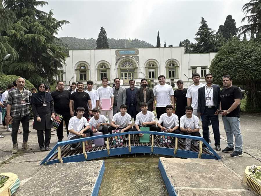 بازدید شرکت کنندگان جام بین المللی کشتی  شهید هاشمی نژاد از باغ شاه عباس صفوی