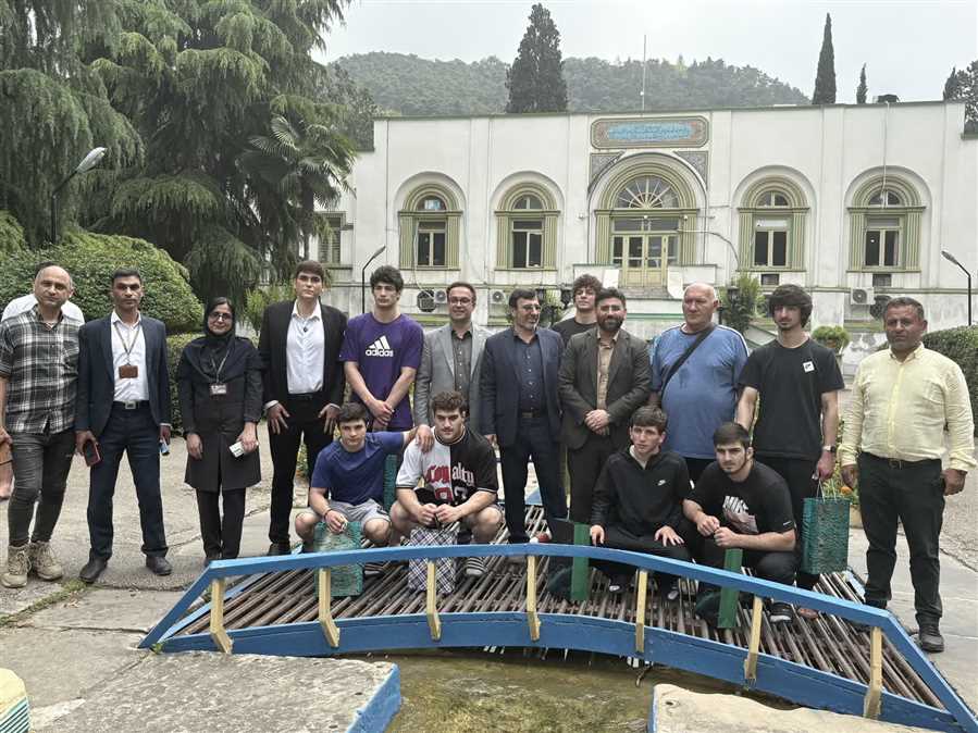 بازدید شرکت کنندگان جام بین المللی کشتی  شهید هاشمی نژاد از باغ شاه عباس صفوی
