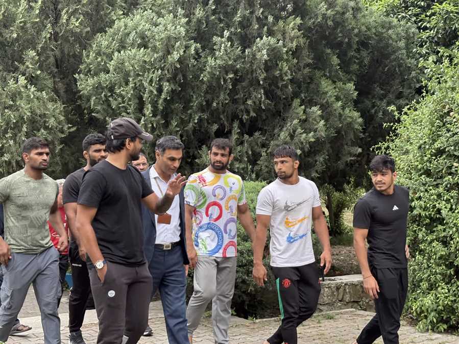 بازدید شرکت کنندگان جام بین المللی کشتی  شهید هاشمی نژاد از باغ شاه عباس صفوی