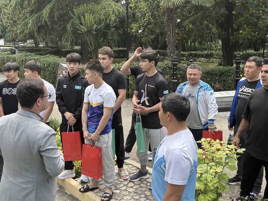 بازدید شرکت کنندگان جام بین المللی کشتی  شهید هاشمی نژاد از باغ شاه عباس صفوی