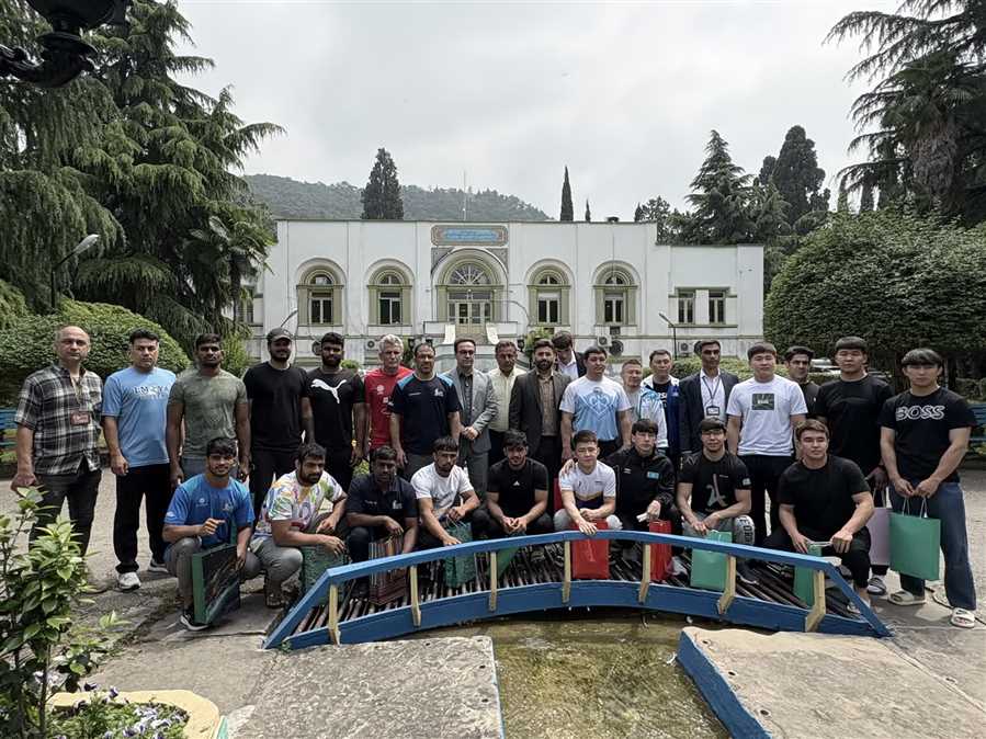 بازدید شرکت کنندگان جام بین المللی کشتی  شهید هاشمی نژاد از باغ شاه عباس صفوی