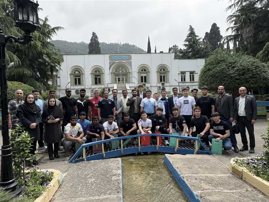 بازدید شرکت کنندگان جام بین المللی کشتی  شهید هاشمی نژاد از باغ شاه عباس صفوی